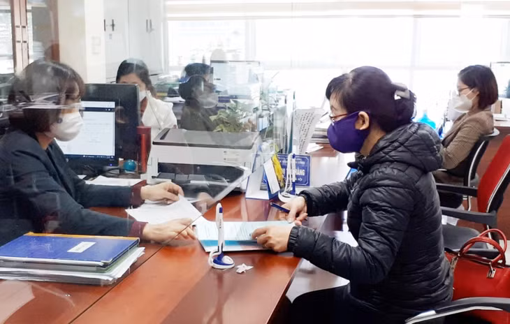 Người dân đến làm thủ tục giải quyết chế độ, chính sách BHXH, BHYT tại Trung tâm Hành chính công TP Hạ Long.