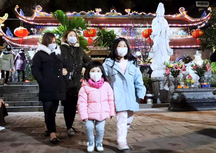Ngay từ những phút giây đầu tiên của ngày mùng 1 Tết, trong thời khắc chuyển giao của đất trời, nhiều người dân trên địa bàn TP Hạ Long đã đến chùa Long Tiên để vãn cảnh, cầu chúc một năm mới bình an.