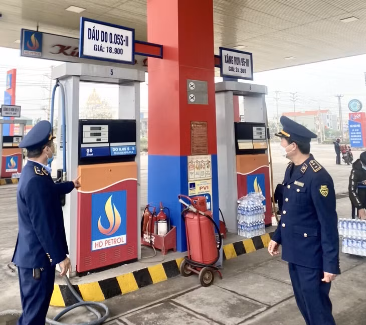 Đội quản lý thị trường số 7 (Cục Quản lý thị trường tỉnh) kiểm tra, giám sát các cửa hàng xăng dầu trên địa bàn TX Đông Triều.