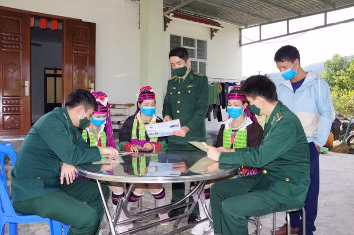 Cán bộ Đồn BP Quảng Đức tuyên truyền các quy định của Luật Biên phòng Việt Nam cho nhân dân bản Mốc 13, xã Quảng Đức, huyện Hải Hà.