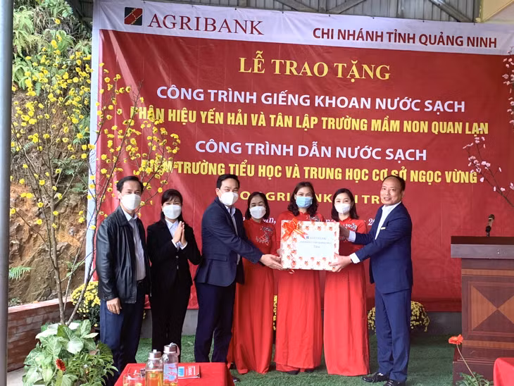 Lãnh đạo Agribank Quảng Ninh trao kinh phí ủng hộ xây dựng giếng khoan nước sạch cho Trường Mầm non Quan Lạn, xã Quan Lạn, huyện Vân Đồn.