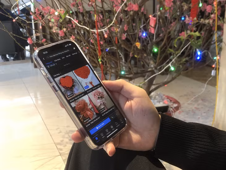 Bán hàng trực tuyến qua các trang mạng zalo, facebook... cũng được nhiều cửa hàng áp dụng. Nhiều người dân chọn cách đặt hoa qua mạng nhằm phòng chống dịch bệnh.