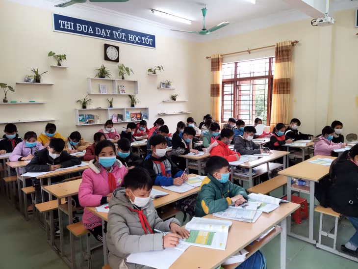 Học sinh Trường THCS Vô Ngại, huyện Bình Liêu, ổn định nền nếp ngay từ buổi học đầu tiên sau Tết Nguyên đán. Ảnh: Hoàng Gái (CTV).