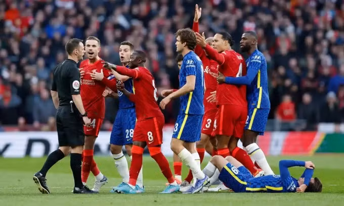 Ngoài chất lượng chuyên môn, Liverpool và Chelsea cống hiến một trận đấu căng thẳng trong từng pha bóng. Ảnh: Guardian.