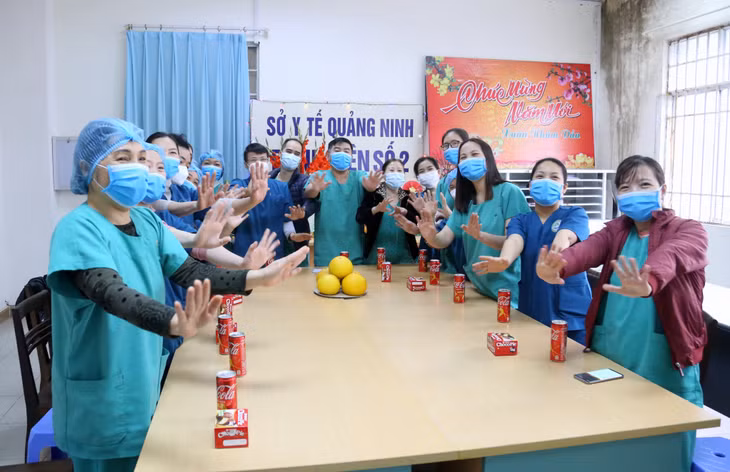 Trong ngày đầu tiên của năm mới Nhâm Dần, các y, bác sĩ tuyến đầu cùng nhau gửi lời chào và lời chúc tốt đẹp nhất tới mọi người, mọi nhà, cầu chúc cho một năm mới bình an.