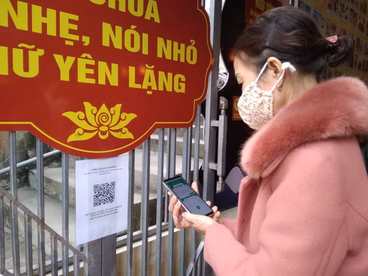 Người dân thực hiện quét mã