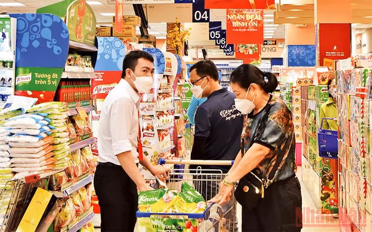 Người dân mua sắm hàng hóa thiết yếu tại Siêu thị Co.opmart.