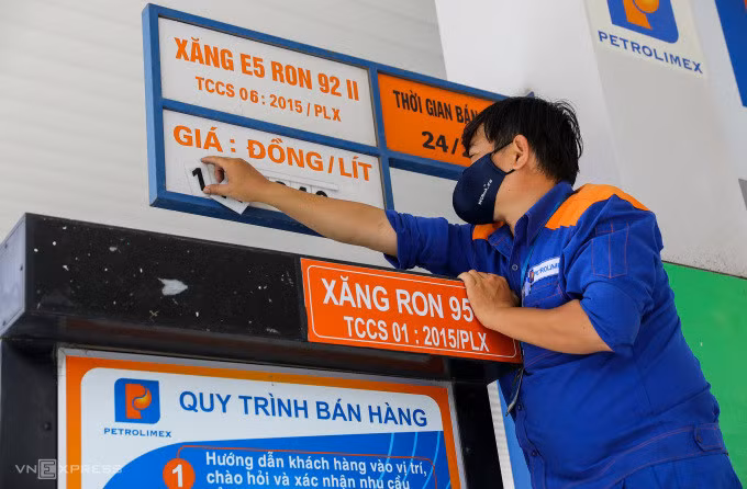 Điều chỉnh giá căng tại một cây xăng góc đường Hai Bà Trưng - Trần Cao Vân (quận 1, TP HCM), ngày 27/4/2021. Ảnh: Quỳnh Trần