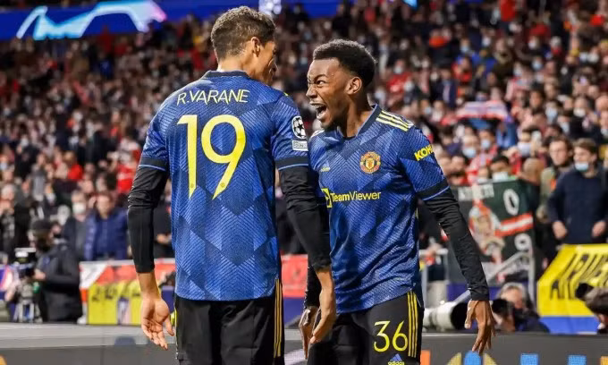 Elanga chia vui với Varane sau khi gỡ hòa cho Man Utd. Ảnh: Shutterstock.