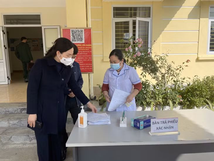 Đồng chí Nguyễn Thị Hạnh, Phó Chủ tịch UBND tỉnh kiểm tra công tác phòng, chống dịch tại trạm y tế phường Yên Giang (TX Quảng Yên).
