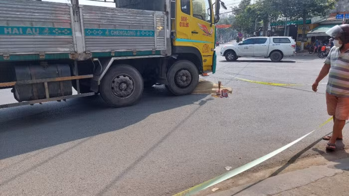 Xe tải ôm cua cán chết nam sinh viên ở Bình Dương 1