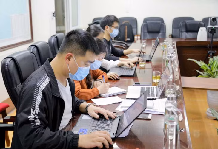 Cán bộ Trung tâm Kiểm soát bệnh tật tỉnh ứng dụng CNTT để tổng hợp, phân tích, dự báo diễn biến dịch, cung cấp thông tin kịp thời cho Ban Chỉ đạo phòng chống dịch Covid-19 của tỉnh.