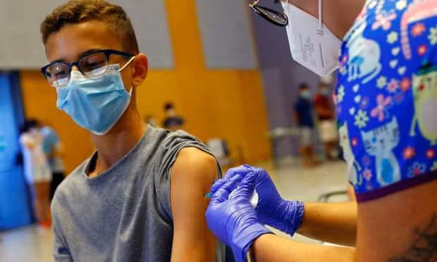Cậu bé 14 tuổi được tiêm vaccine Moderna ở Tây Ban Nha. Ảnh: Reuters