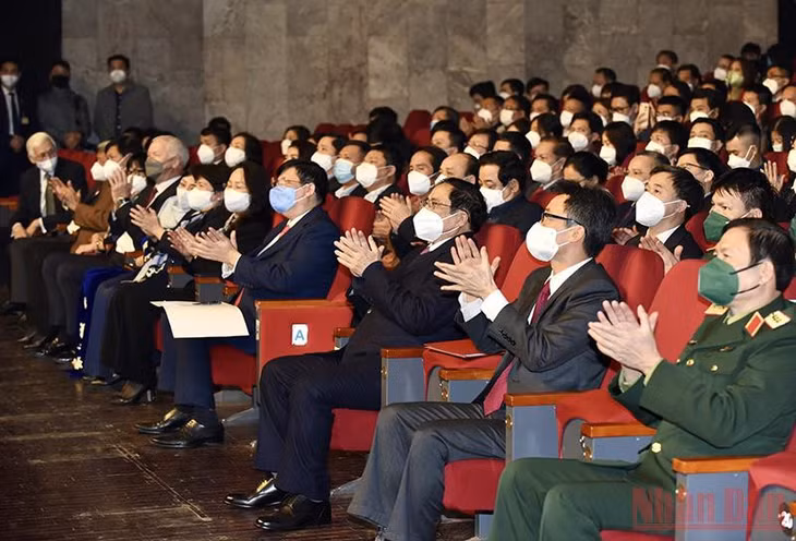 Thủ tướng Phạm Minh Chính và các đồng chí lãnh đạo Đảng, Nhà nước tham dự chương trình. (Ảnh: Trần Hải)