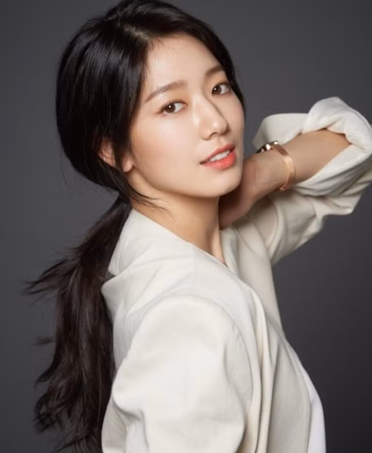 15. Park Shin Hye: Cô dâu mới của K-biz xuất thân từ sao nhí, bắt đầu đóng phim từ năm 13 tuổi trong "Nấc thang lên thiên đường" (2003). Sau này, người đẹp 31 tuổi luôn được giao các vai chính trong "Cô nàng đẹp trai", "Người thừa kế", "Pinocchio", "Chuyện tình bác sĩ", "Ký ức Alhambra", "Alive: Tôi còn sống" và "Sisyphus: The Myth"...