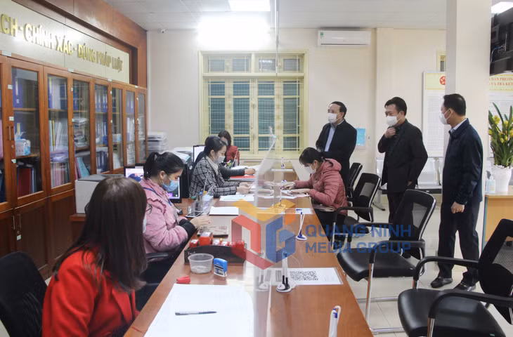 Đoàn công tác đến kiểm tra việc thực thi công vụ ngày làm việc đầu tiên sau kỳ nghỉ Tết tại Bộ phận tiếp nhận và trả kết quả hiện phường Hà Tu (TP Hạ Long).