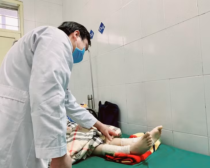 Bác sĩ kiểm tra tình trạng của bệnh nhi sau điều trị. Ảnh: BVCC