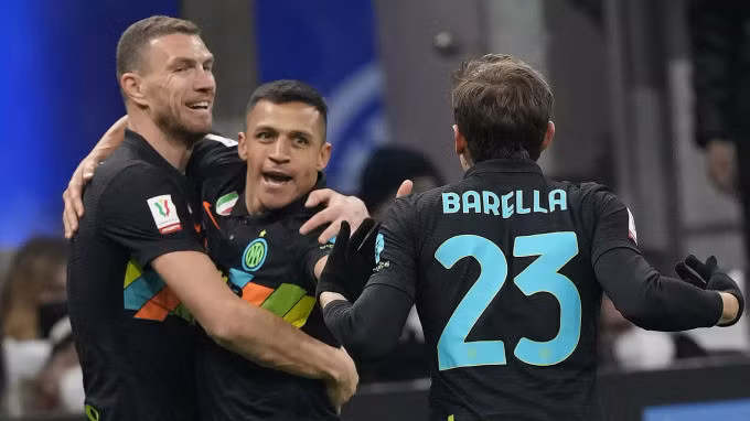 Dzeko (trái) và Sanchez cùng nhau lập công cho Inter. Ảnh: AP