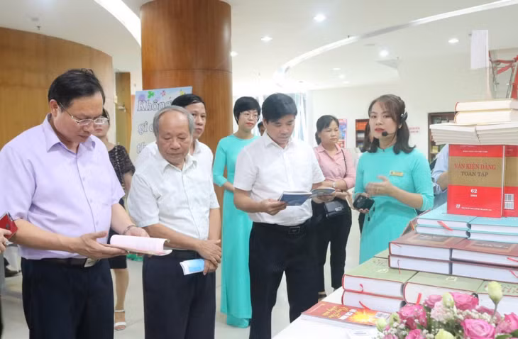 C dẫn đoàn tham quan triển lãm Quảng Ninh 50 năm thực hiện Di chúc của Bác năm 2019