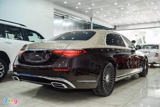 Mức giá cho mẫu Mercedes-Maybach S 580 4MATIC đời 2022 trong bài vào khoảng 17 tỷ đồng. Ở cùng tầm tiền này, người dùng còn có thể chọn dòng sedan siêu sang Bentley Flying Spur V8 được phân phối chính hãng với giá khởi điểm khoảng 18 tỷ đồng.