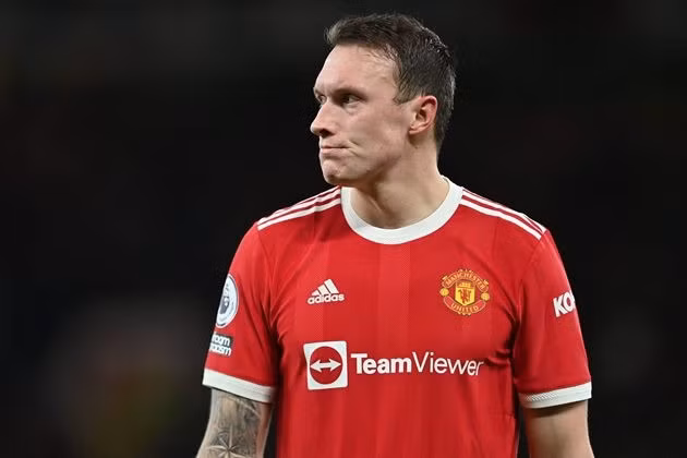 Phil Jones vẫn trụ lại Man Utd.