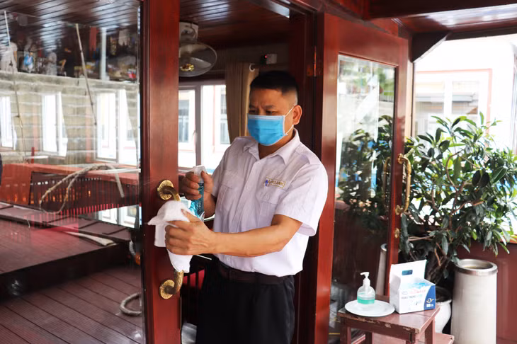 Các nhà tàu thường xuyên lau chùi, vệ sinh tàu đảm bảo an toàn cho du khách.