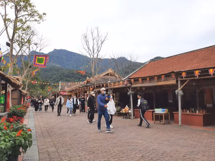 Người dân đã ý thức mang khẩu trang ở nơi công cộng. Ảnh chụp tại khu Làng Nương Yên Tử (TP Uông Bí).