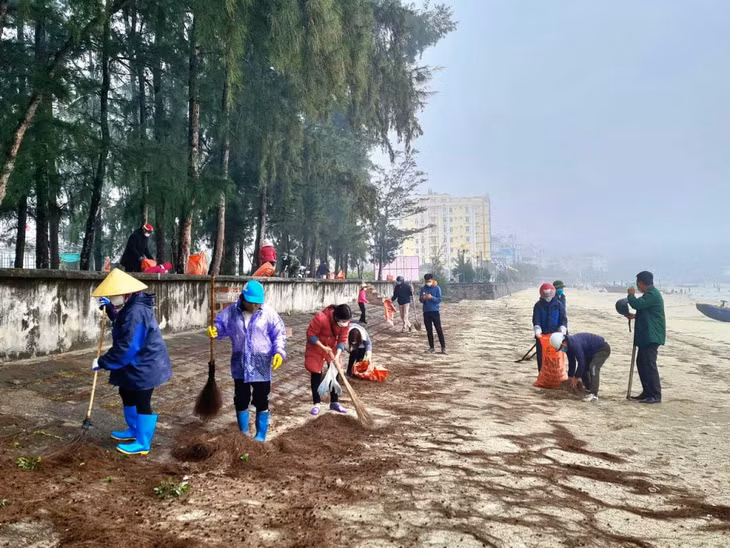 Cán bộ, người dân huyện Cô Tô cùng chung tay dọn rác thải tại khu vực bãi tắm Nam Hải, thị trấn Cô Tô. Ảnh: Trung tâm TT-VH huyện Cô Tô.
