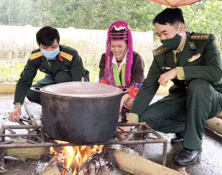 Thắm tình quân dân bên nồi bánh chưng.