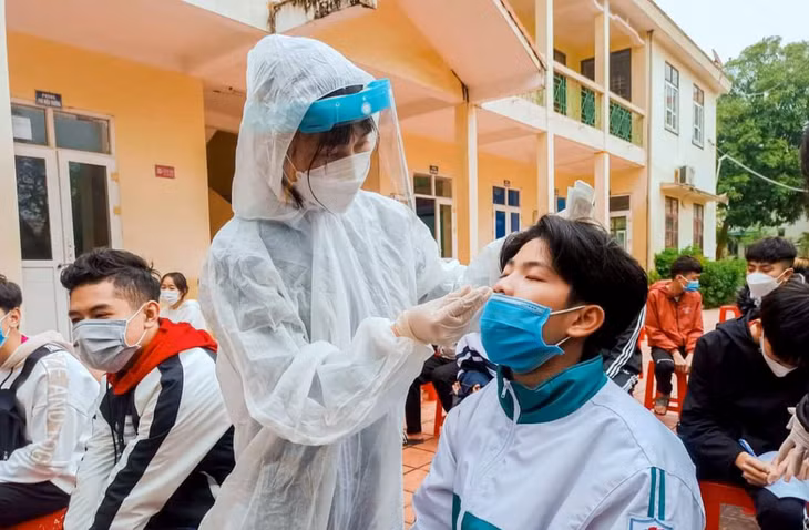 Để đảm bảo an toàn cho các em học sinh tới trường, nhiều trường học trên địa bàn tỉnh như Trường THPT Trần Quốc Tuấn (TX Quảng Yên) đã tổ chức test nhanh cho toàn bộ các em học sinh trước khi quay lại trường học.