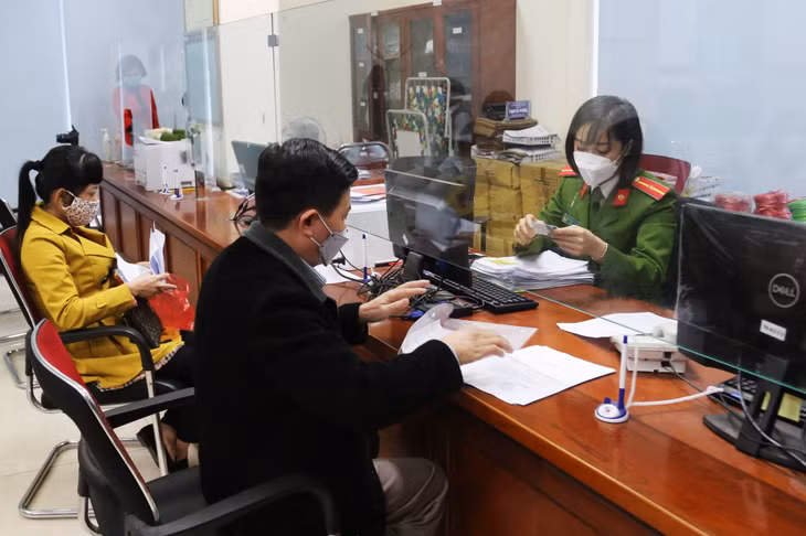 Người dân làm TTHC tại Bộ phận tiếp nhận và trả kết quả hiện đại phường Trần Hưng Đạo.