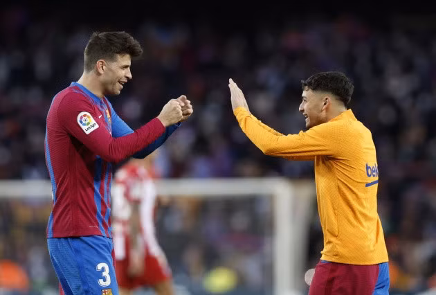 Pique giúp Barca trở lại top 4 sau trận thắng Atletico Madrid. Ảnh: Reuters.