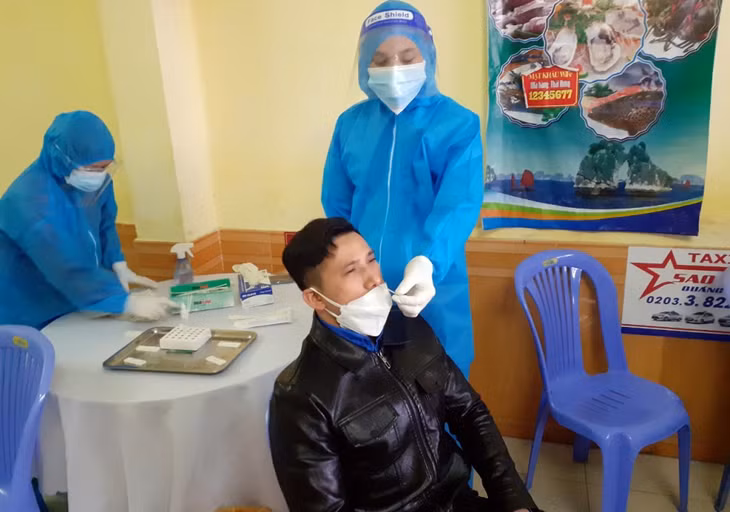 Công ty Than Hòn Gai tổ chức lấy mẫu xét nghiệm Covid-19 cho 100% công nhân cùng gia đình khi trở lại sau Tết Nhâm Dần 2022, tháng 2/2022.