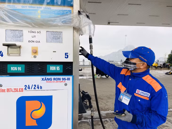 Cửa hàng xăng dầu số 1 (phường Hồng Hà, TP Hạ Long) bố trí đủ nhân viên bán hàng, đáp ứng nhu cầu của khách hàng 24/24h.