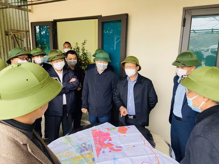 Đồng chí Phó Chủ tịch Thường trực UBND tỉnh kiểm tra nguồn vật liệu san lấp và đắp nền đường cho dự án trên địa bàn TP Uông Bí.