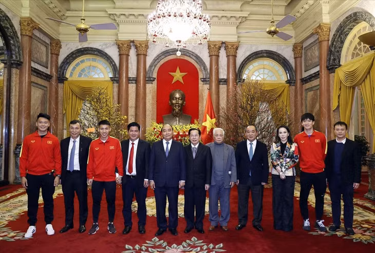 Chủ tịch nước Nguyễn Xuân Phúc tiếp đón đội tuyển nam Việt Nam tại Phủ Chủ tịch. Ảnh: VFF