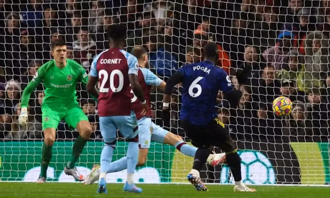 Pogba sút vào góc cao, mở tỷ số cho Man Utd. Ảnh: CameraSport.