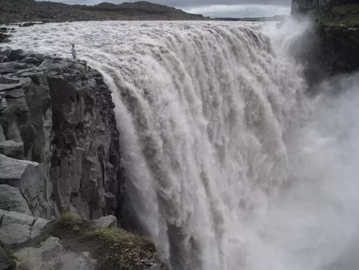 Dettifoss (Iceland) cao 45 m, rộng 100 m, là thác nước có khối lượng nước đổ xuống lớn nhất châu Âu, với khoảng 500 m3/s. Vào mùa đông, thác nước bị đóng băng tạo nên một cảnh đẹp ngoạn mục.