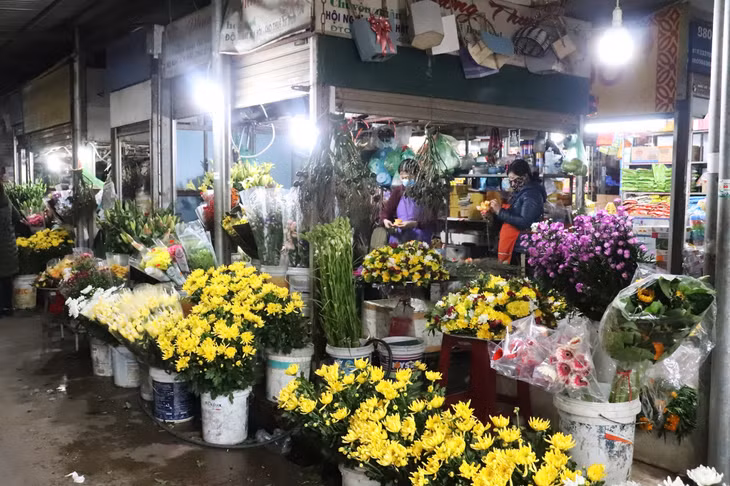 Các loại hoa cúng phục vụ ngày Rằm có sự tăng nhẹ so với trong năm từ 20.000 - 30.000 đồng.