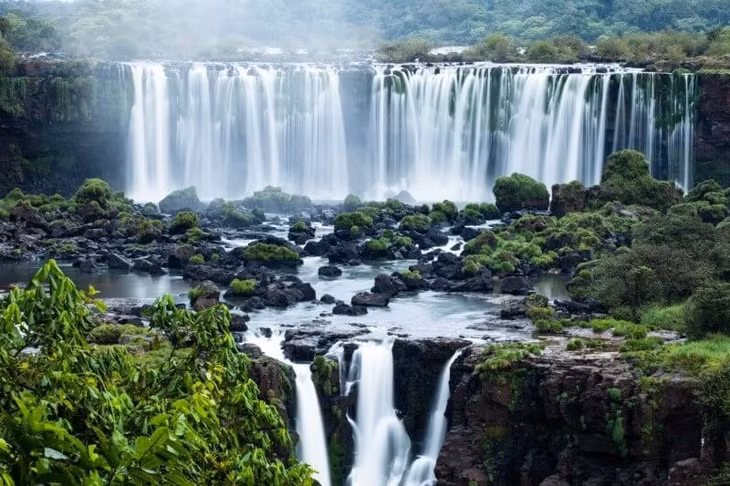 Thác nước Iguazu nằm trên sông Iguazu, biên giới của Brazil và Argentina. Iguazu do hai nhà thám hiểm người Tây Ban Nha, Conquistador Alvar Núñez Cabeza de Vaca, phát hiện ra năm 1541. Thác rộng 2,7 km, nơi cao nhất là 86 m. Một con đường nhỏ xây dựng gần ngọn thác, cho du khách chiêm ngưỡng cận cảnh vẻ đẹp hùng vĩ của Iguazu.