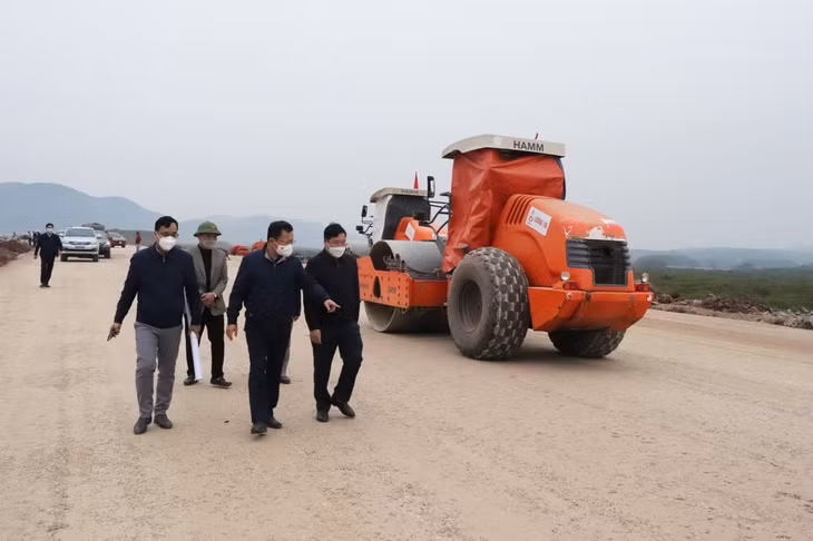 Đồng chí Cao Tường Huy, Phó Chủ tịch Thường trực UBND tỉnh kiểm tra khu vực thi công cầu Tiên Yên 1 thuộc Cao tốc Vân Đồn - Tiên Yên.