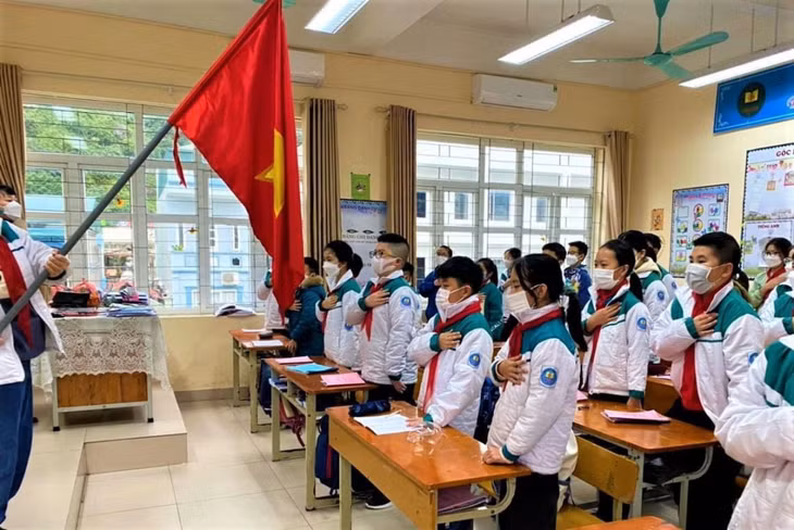 Học sinh Trường TH-THCS-THPT Văn Lang tham gia lễ chào cờ thiêng liêng ngay trong buổi học đầu tiên trở lại trường.