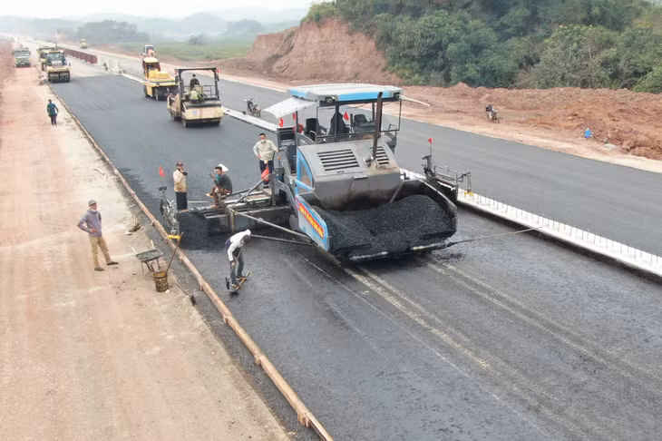 Thi công cao tốc Vân Đồn - Móng Cái đoạn qua huyện Hải Hà.