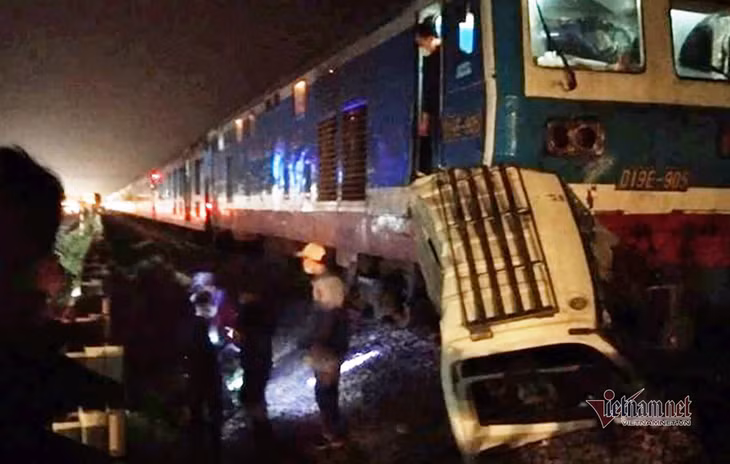 Gần 5h sáng nay, đoàn tàu Bắc Nam mới thông tuyến sau vụ tai nạn
