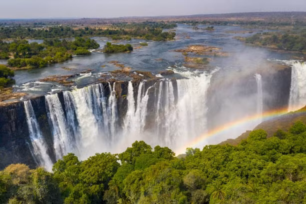 Thác Victoria nằm trên sông Zambezi, biên giới Zambia và Zimbabwe, là một trong những thác nước lớn nhất và đẹp nhất thế giới. Thác được người dân địa phương gọi là "Mosi-oa-Tunya" nghĩa là khói sấm, bởi lượng sương mù khổng lồ do thác tạo nên.