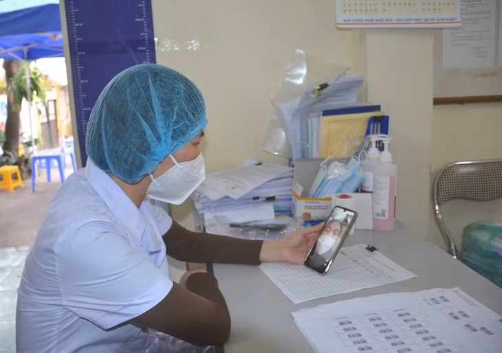 Nhân viên y tế Trạm Y tế Hồng Hải (TP Hạ Long) tư vấn điều trị F0 tại nhà.
