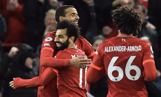 Trung vệ Joel Matip (trái) mừng bàn nâng tỷ số lên 2-0 trước Leeds ở Ngoại hạng Anh tối 23/2. Ảnh: Reuters