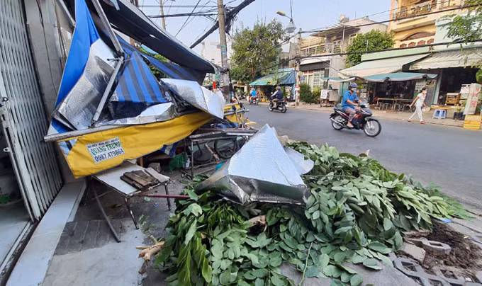 Cây xanh bật gốc, mái hiên quán nhậu bị ôtô kéo sập, sáng 19/2 Ảnh: Đình Văn