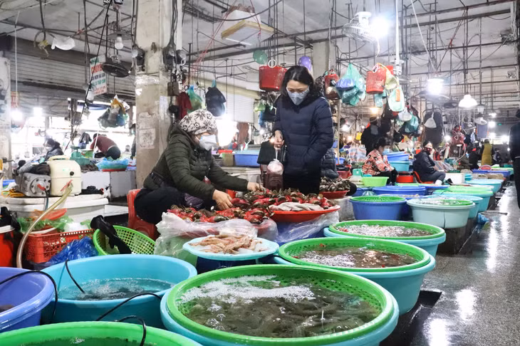 Giá các loại hải sản "hạ nhiệt" hơn so với trước Tết.