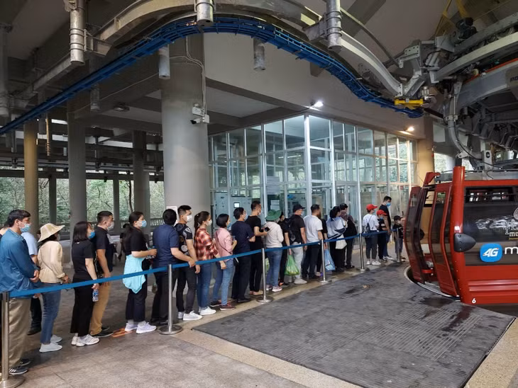 Du khách xếp hàng đi cáp treo tại Yên Tử.